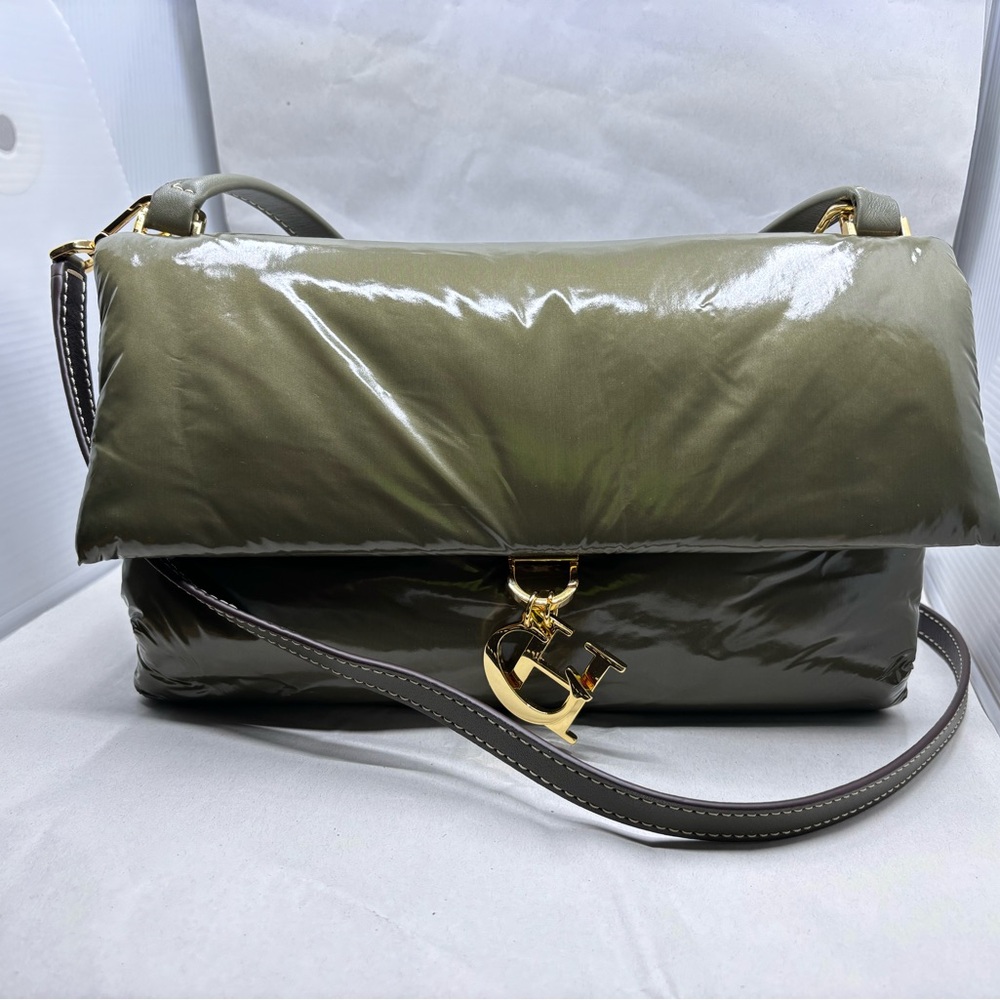 Used. Authentic. CAROLINA HERRERA
Patent leather handbag